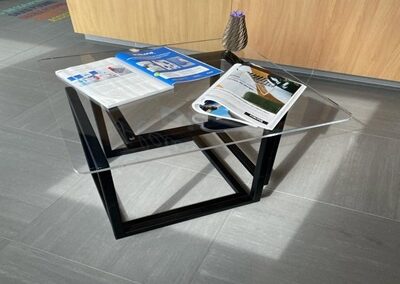 Table en métal réalisée sur mesure par Publivue pour usage intérieur ou extérieur
