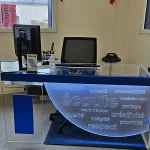 Bureau en plexiglas transparent conçu par Publivue