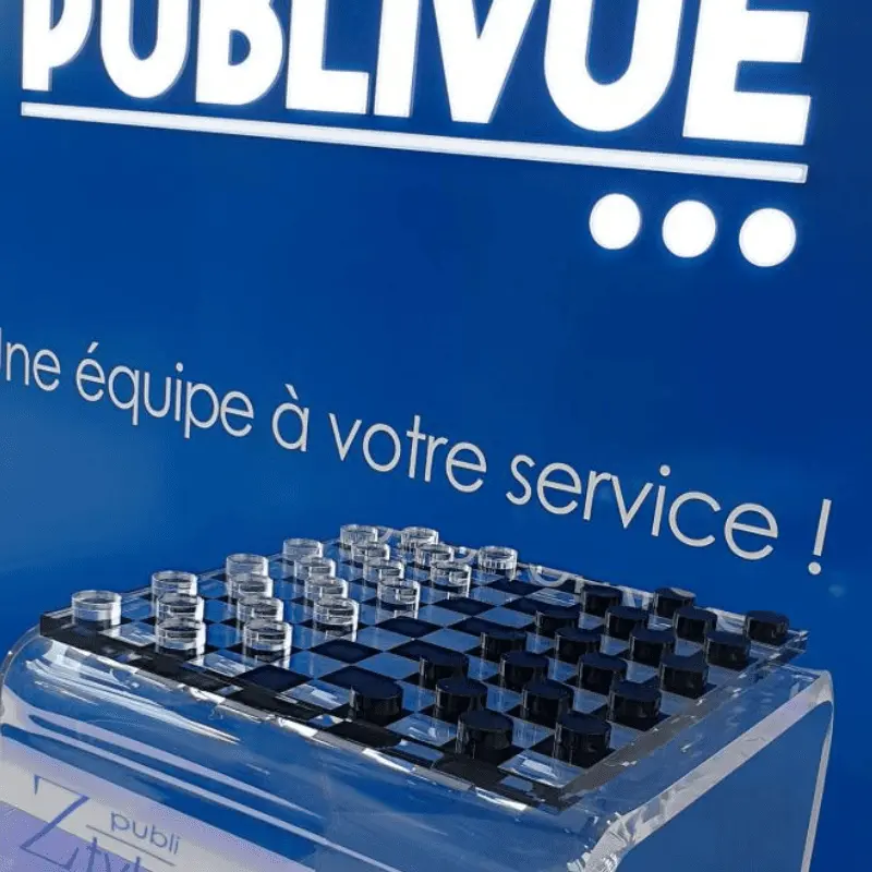 Jeu de dames en plexiglas transparent conçu par Publivue